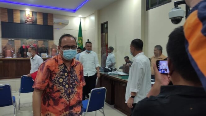 
 Budiyono seusai bersalaman dengan Heryandi di PN Tipikor Tanjungkarang pada 31 Januari 2023. Foto IST 