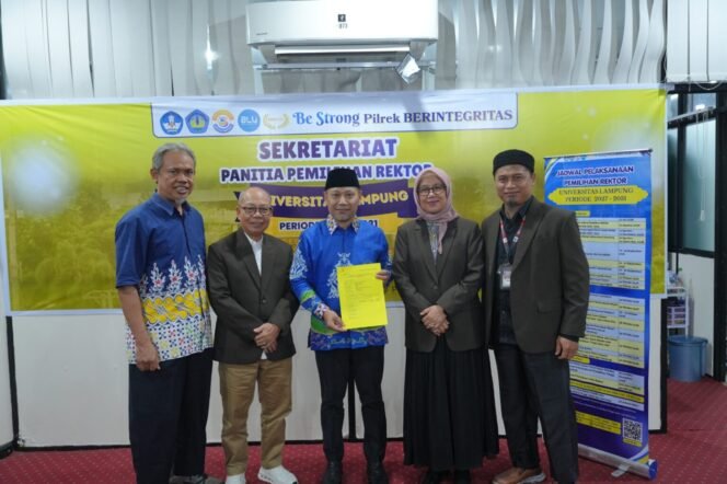 
 Prof. Warsito saat mendaftar Bacarek. Foto Unila