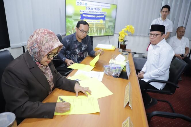 
 Dr. Budiyono saat mendaftar Bacarek. Foto Unila