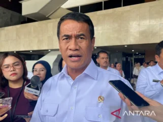 Kepala Bapanas sekaligus Menteri Pertanian Andi Amran Sulaiman menjawab pertanyaan awak media ditemui usai rapat kerja dengan Komisi IV DPR RI di Jakarta, Rabu (16/9/2026). ANTARA/Harianto