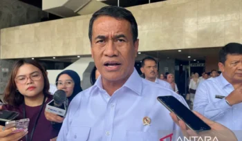 Kepala Bapanas sekaligus Menteri Pertanian Andi Amran Sulaiman menjawab pertanyaan awak media ditemui usai rapat kerja dengan Komisi IV DPR RI di Jakarta, Rabu (16/9/2026). ANTARA/Harianto