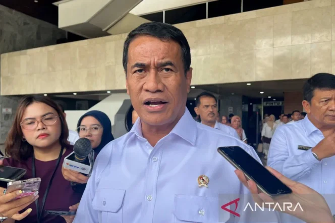 
 Kepala Bapanas sekaligus Menteri Pertanian Andi Amran Sulaiman menjawab pertanyaan awak media ditemui usai rapat kerja dengan Komisi IV DPR RI di Jakarta, Rabu (16/9/2026). ANTARA/Harianto