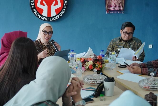 
 Kadis Perindag Lampung Bersama Ketua Dekranasda Provinsi Lampung Rapat Persiapan Menuju Kriya Nusa hingga Inacraft 2026