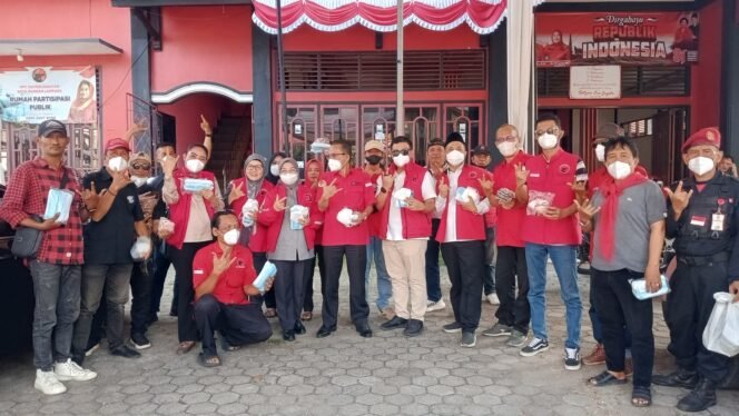 
 PDI-P Bandar Lampung Bagikan Ribuan Masker dan Semprot Jalan Dampak Abu Vulkanik