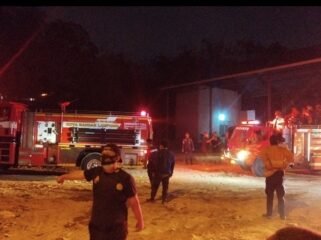 Kendaraan Damkar dikerahkan dari kabupaten kota untuk segera padamkan api. Foto Istimewa 