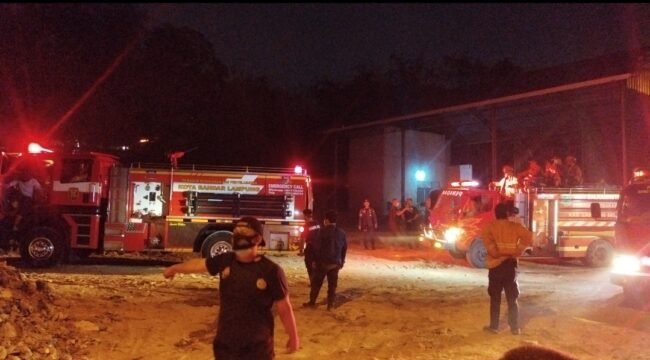 Kendaraan Damkar dikerahkan dari kabupaten kota untuk segera padamkan api. Foto Istimewa 