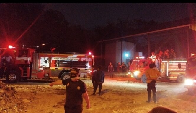 
 Kendaraan Damkar dikerahkan dari kabupaten kota untuk segera padamkan api. Foto Istimewa 