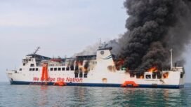 KMP Batumandi terbakar di perairan Pulau Merak Besar saat proses alun sandar menuju Dermaga VI Pelabuhan Merak, Selasa (20/10) sore. Seluruh penumpang dan ABK berhasil dievakuasi. Foto: Dok Istimewa.`
