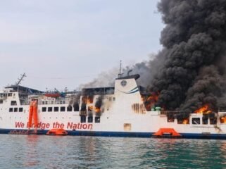 KMP Batumandi terbakar di perairan Pulau Merak Besar saat proses alun sandar menuju Dermaga VI Pelabuhan Merak, Selasa (20/10) sore. Seluruh penumpang dan ABK berhasil dievakuasi. Foto: Dok Istimewa.`