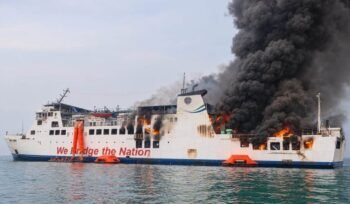 KMP Batumandi terbakar di perairan Pulau Merak Besar saat proses alun sandar menuju Dermaga VI Pelabuhan Merak, Selasa (20/10) sore. Seluruh penumpang dan ABK berhasil dievakuasi. Foto: Dok Istimewa.`