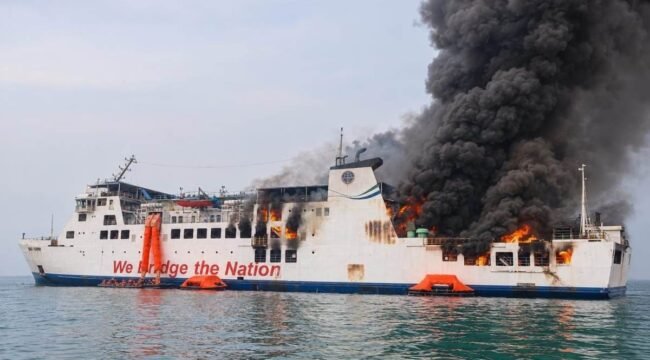 KMP Batumandi terbakar di perairan Pulau Merak Besar saat proses alun sandar menuju Dermaga VI Pelabuhan Merak, Selasa (20/10) sore. Seluruh penumpang dan ABK berhasil dievakuasi. Foto: Dok Istimewa.`