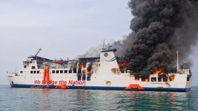 
 KMP Batumandi terbakar di perairan Pulau Merak Besar saat proses alun sandar menuju Dermaga VI Pelabuhan Merak, Selasa (20/10) sore. Seluruh penumpang dan ABK berhasil dievakuasi. Foto: Dok Istimewa.`